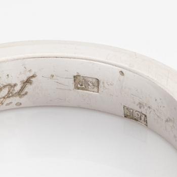 Half-eternity ring with brilliant-cut diamonds.