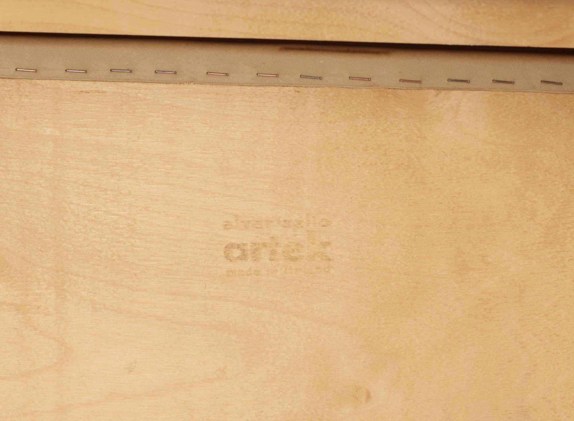 KARMSTOLAR, ett par, modell E45, Alvar Aalto, Artek.