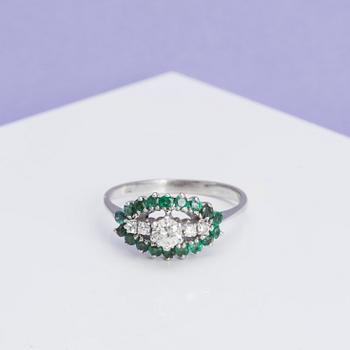 A ca 0.20 ct brilliant-cut diamond ring with faceted emeralds.