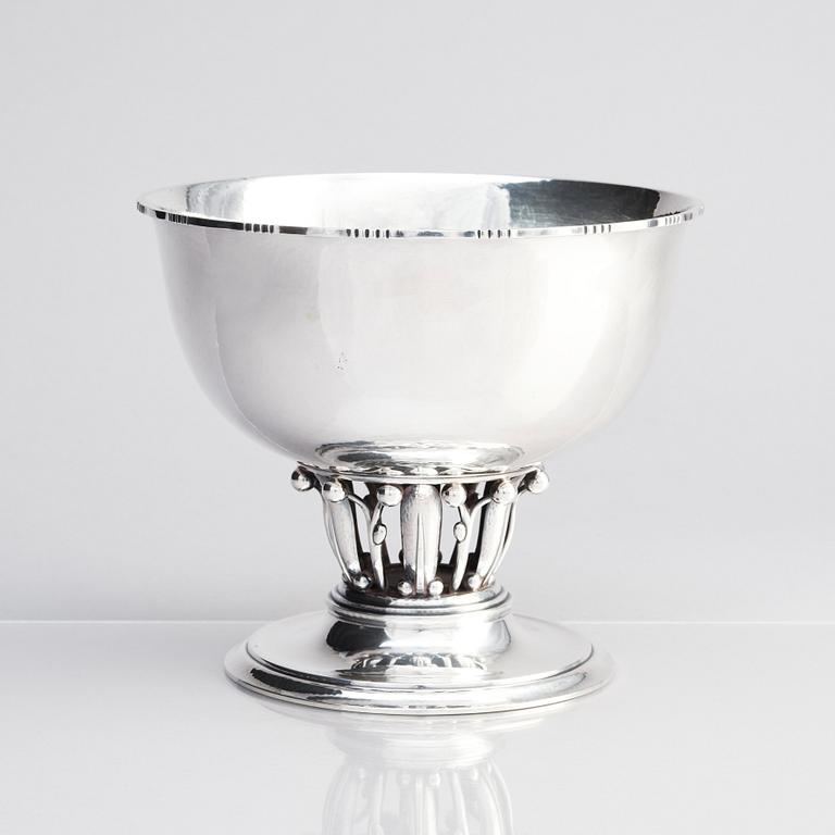 Georg Jensen, a pair of sterling bowls, Copenhagen 1953, design nr 19A..