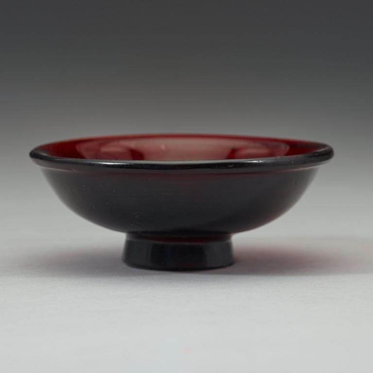 A Chinese Peking glass bowl, Qing dynasty (1644-1912).