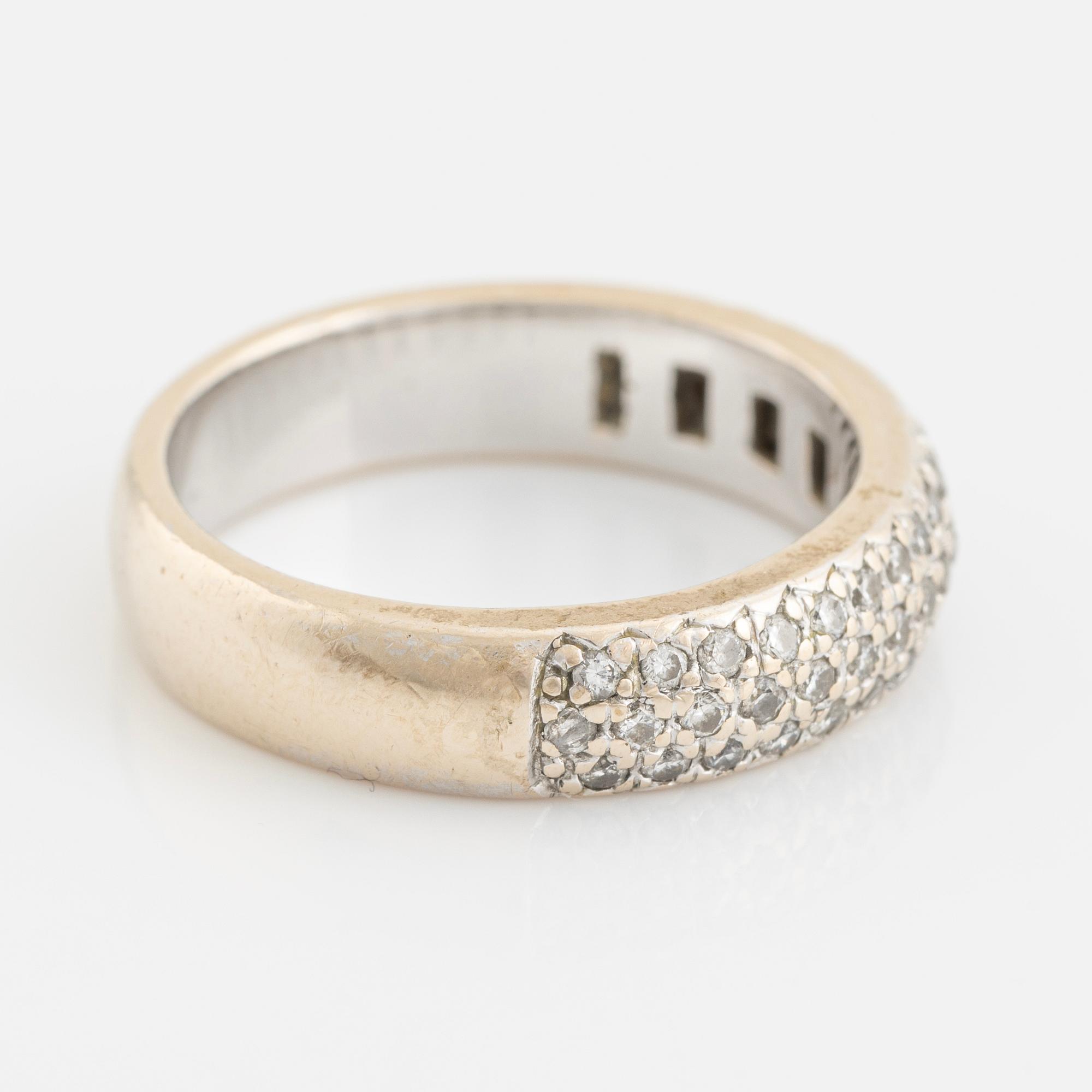 Alliance ring in white gold with small brilliant-cut diamonds.