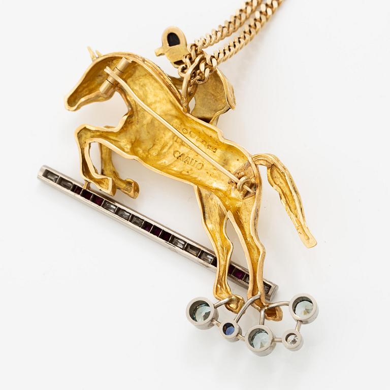 Hänge i form häst 18K guld med baguetteslipade diamanter och färgstenar samt emaljdetaljer.