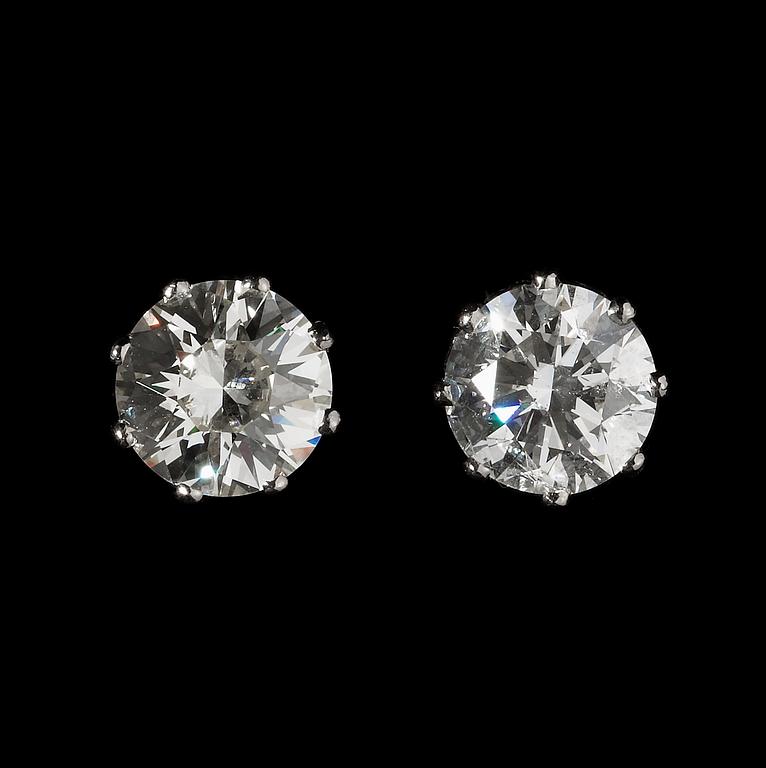 A pair of diamond studs, 2.17 / 2.05 cts.