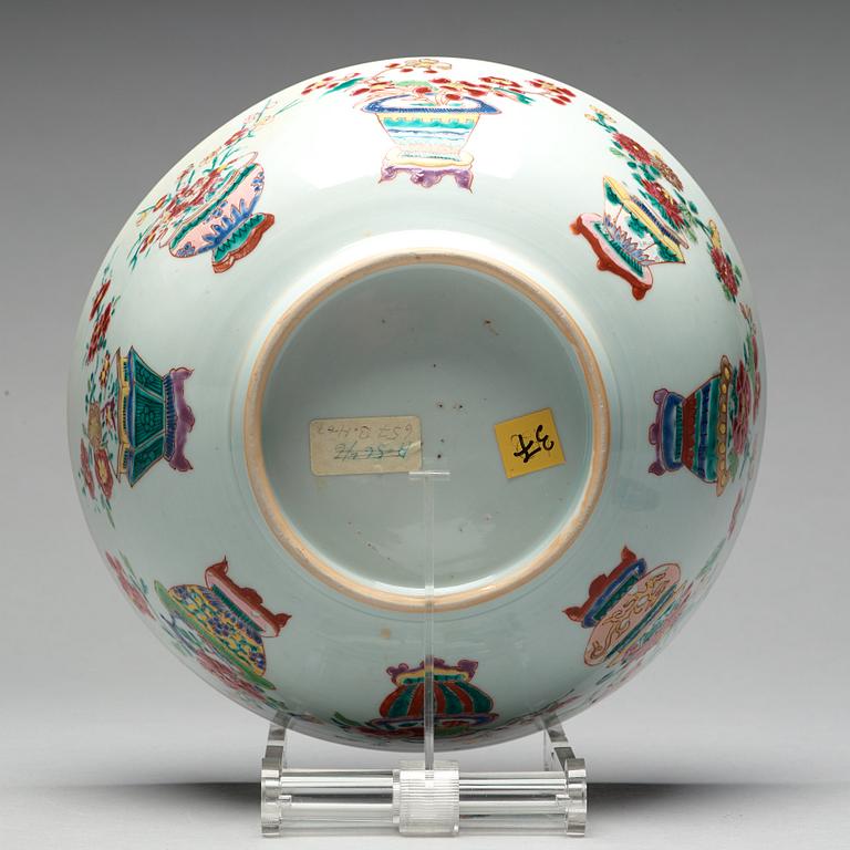 A famille rose punch bowl, Qing dynasty, Qianlong (1736-95).