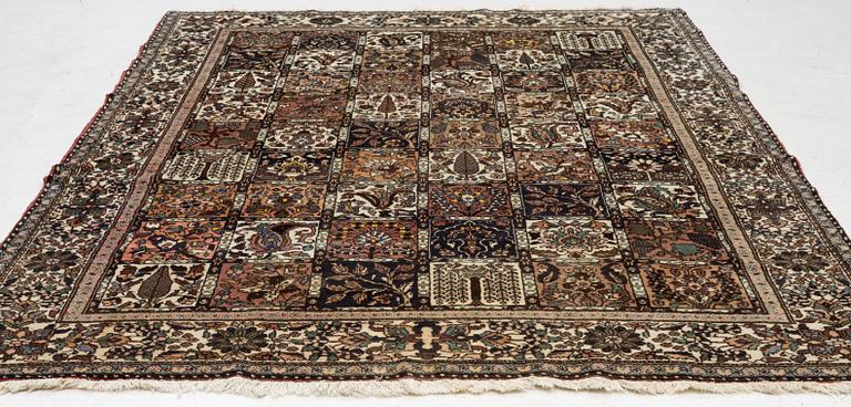 Carpet, Old Bakhtiari, approx. 301 x 223 cm.