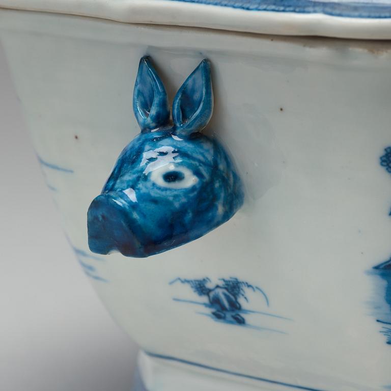 A blue and white tureen with cover, Qing dynasty, Qianlong (1736-95).