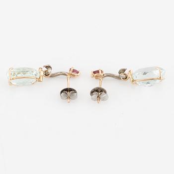 Örhängen med akvamariner och briljantslipade diamanter.