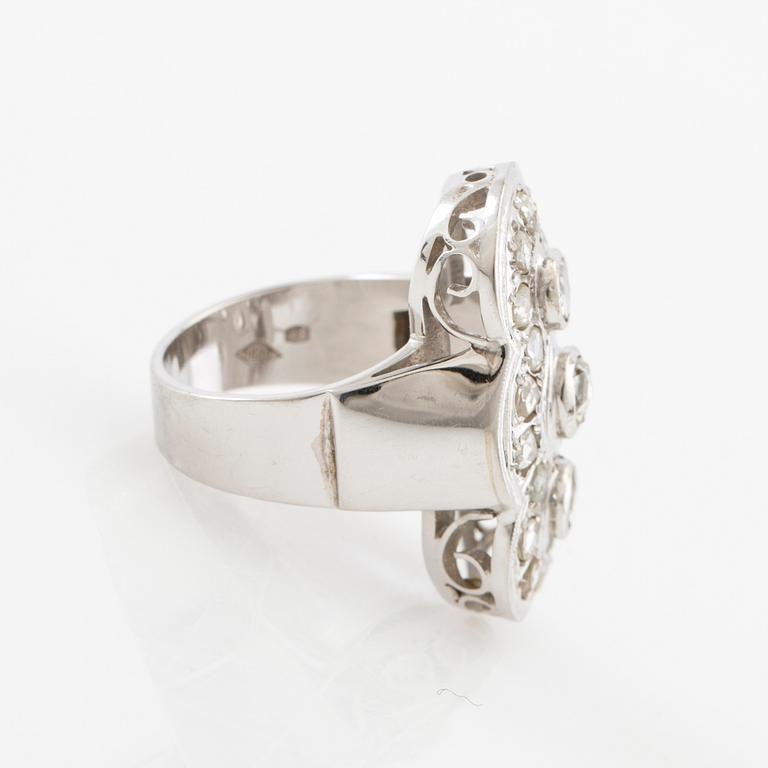 Ring 18K white gold set with rose-cut diamonds.