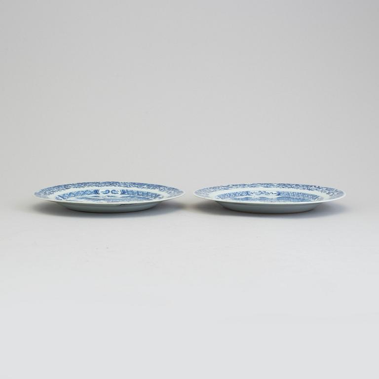 A pair of blue and white export porcelain plates, Qing dynasty, Qianlong (1736-95).