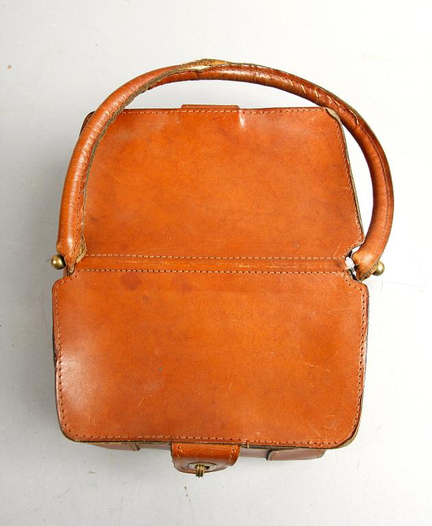 HANDVÄSKOR, 2 st, 1900-talets första hälft.