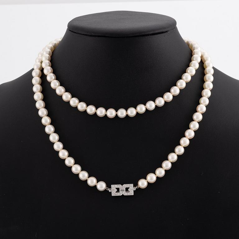 Pärlcollier, längre modell, odlade pärlor, lås i 14K vitguld med baguette och briljantslipade diamanter.