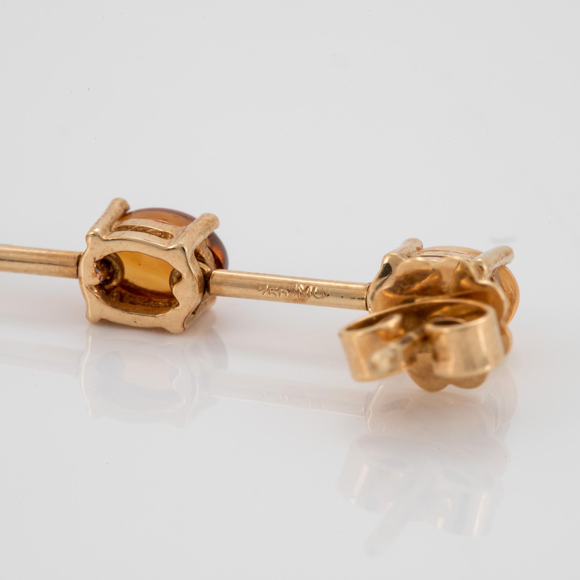 Ett par örhängen 18K guld med cabochonslipade ametister och citriner.