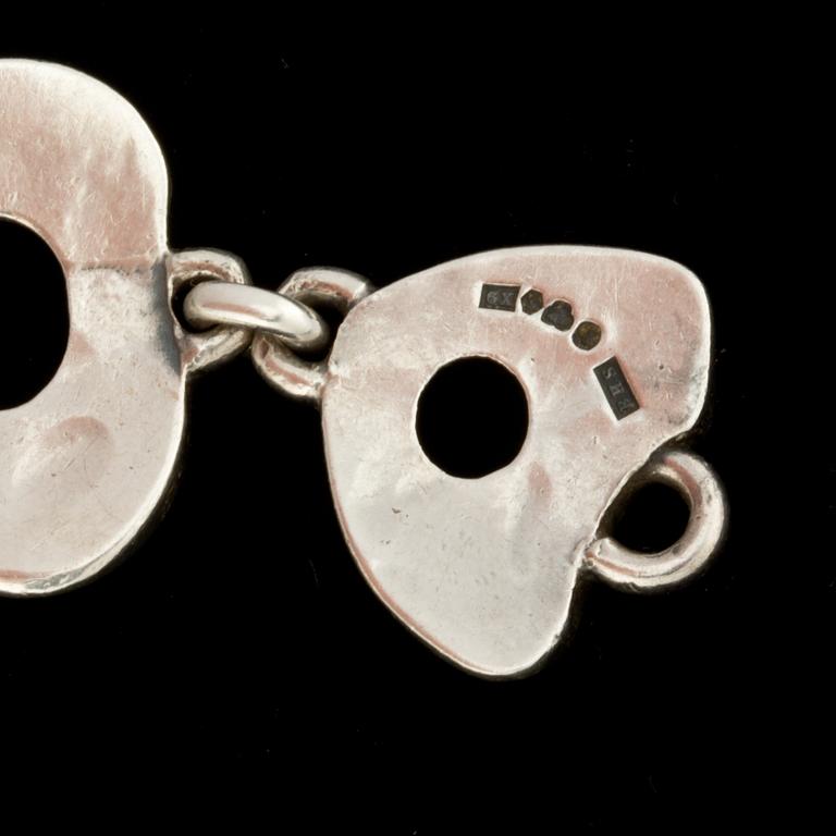 ARMBAND, 2st, silver, Sörlings Konsthantverk, Stockholm, 1972 respektive 1950. Totalvikt ca 115 g.