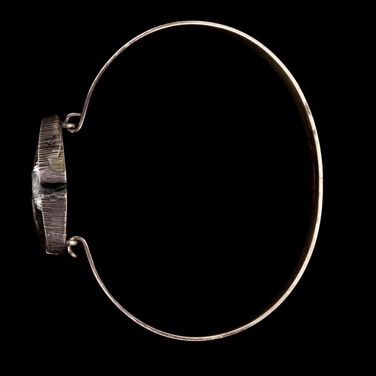 ARMRING, sterlingsilver med fasettslipad bergkristall, Sten & Laine, Turku, Finland, 1975. Vikt 24 g.