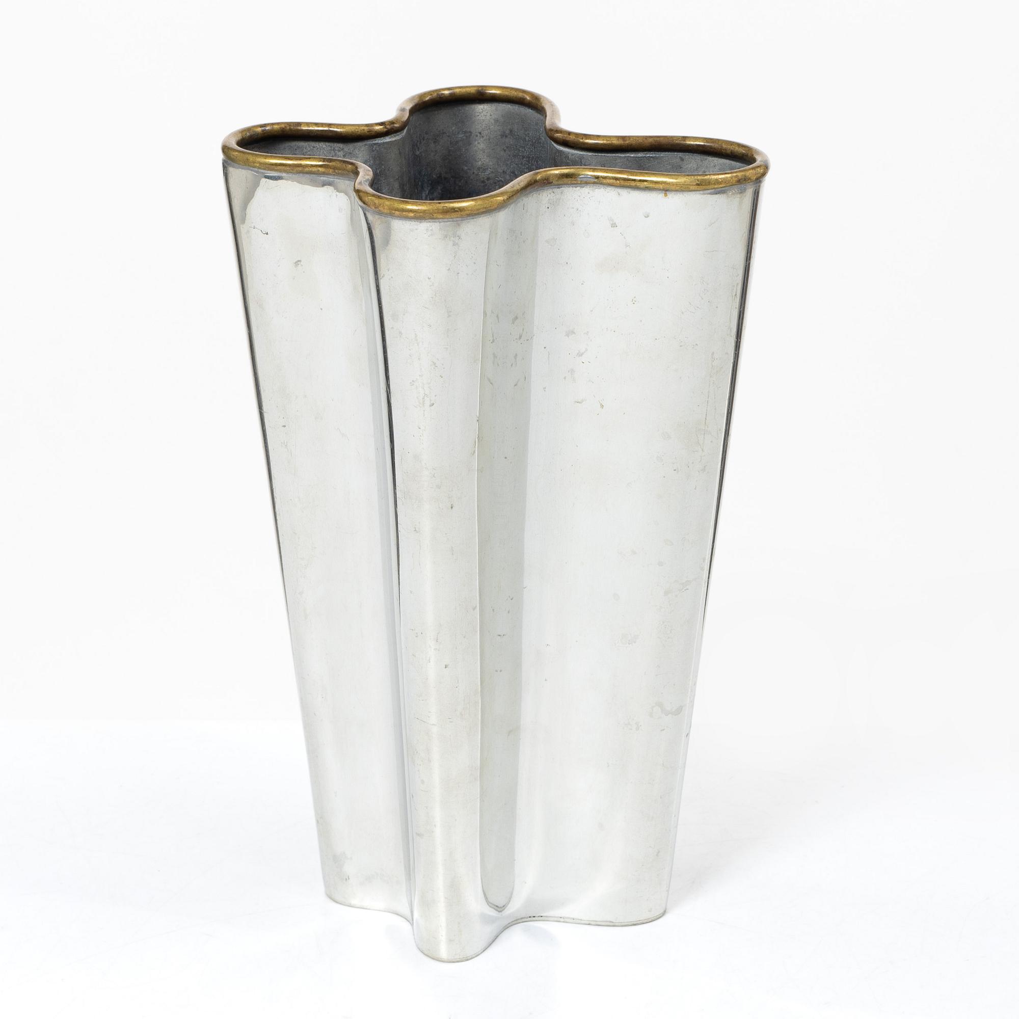 Björn Trägårdh, A 'Wave' vase for Svenskt Tenn, marked F11.