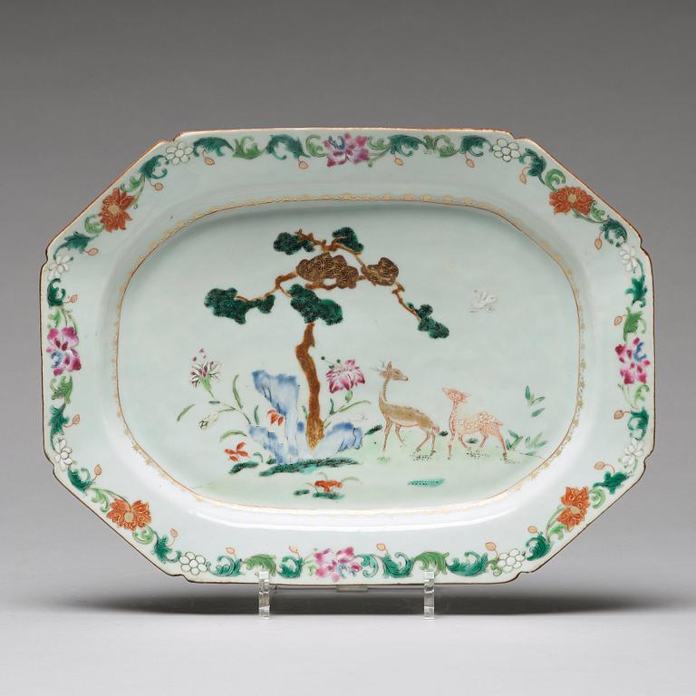 SERVERINGSFAT, ett par, porslin. Qingdynastin, Qianlong (1736-95).