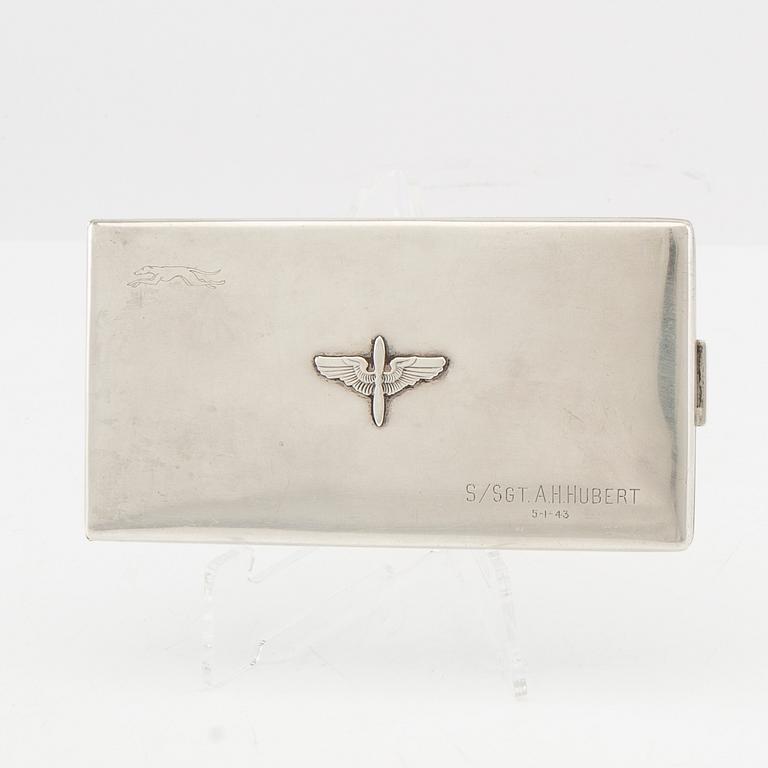 Amerikanskt cigarettetui i silver med gravyr från andra världskriget.