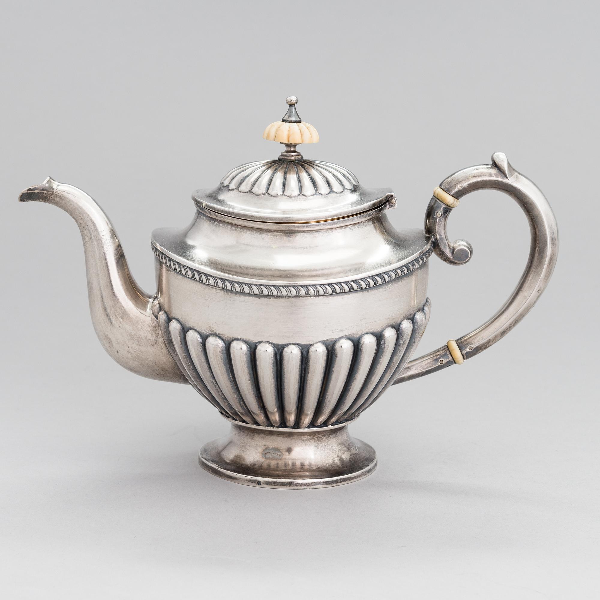 TEKANNA, silver, Ljubavin med hovleverantörsmärke, Ryssland 1900-talets början, svenska kontrollstämplar.