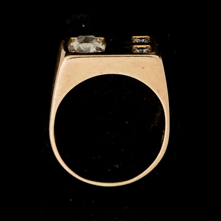 RING, 14k guld med diamanter, tot ca 0,50 ct. Vikt 6 g.