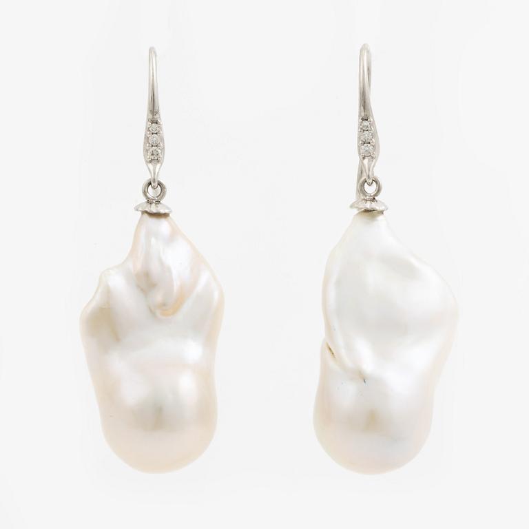 Earrings 18K white gold with cultured baroque freshwater pearls and brilliant-cut diamonds.