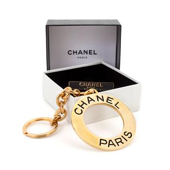 526. CHANEL, a golden key-ring.
