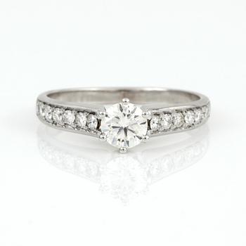 RING, 18K vitguld med briljantslipade diamanter, tot ca 0,95 ct. Vikt ca 3,37 g.