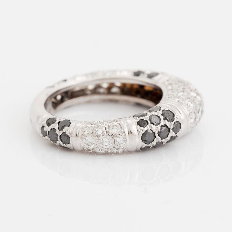 Grisogono ring 18K vitguld med runda briljantslipade diamanter.