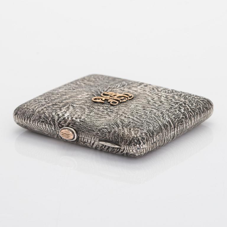 Savukekotelo, hopea, samorodok-tekniikka, Turku 1947 sekä nuuskapurkin kansi, ruotsalaiset leimat 1987.