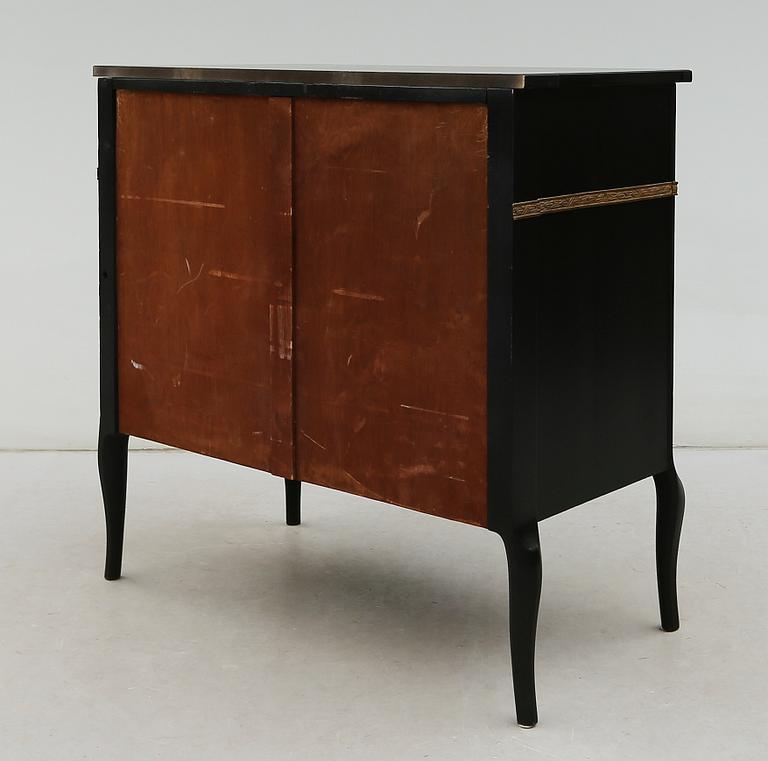 BYRÅ, gustaviansk stil, 1900-talets andra hälft.