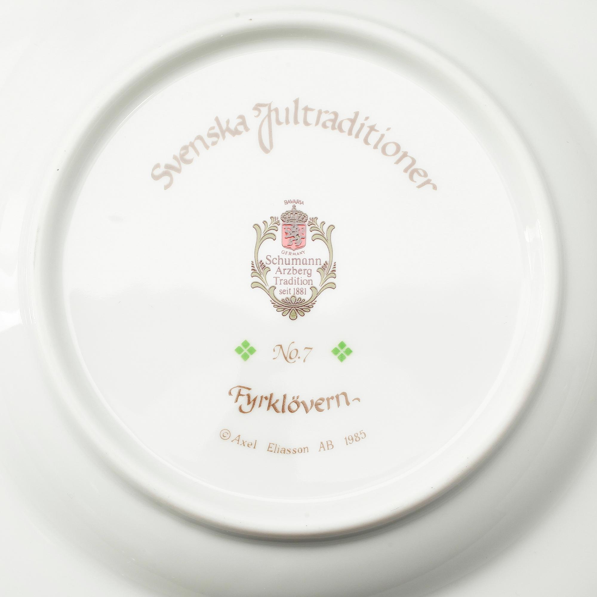 SERVISDELAR, 38 st, porslin, "Svenska Jultraditioner", Axel Eliasson, Schumann, Fyrklövern, 1900-talets andra hälft.