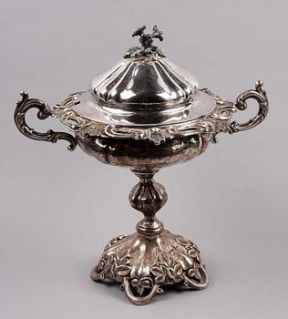 SOKERSKÅL PÅ FOT, silver, nyrokoko, Carl Neuendorff d.y., Karlskrona, 1882.