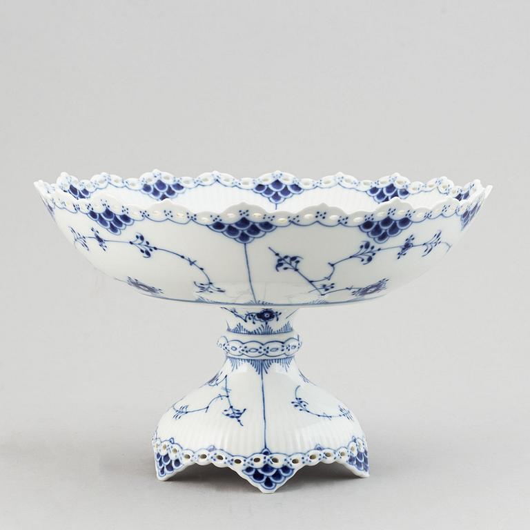 Royal Copenhagen,  a '1022' 'Musselmalet Full Lace' porcelain bowl, Denmark.
