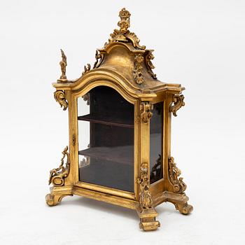 Helgonbildskåp/bordsvitrin, syneuropa, 1700-tal.