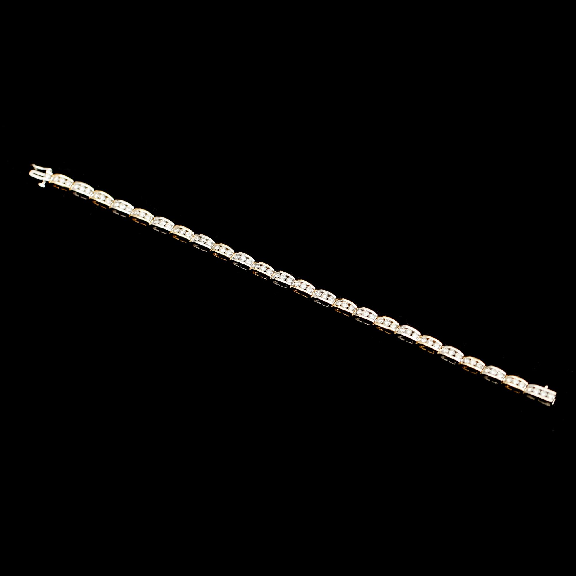 ARMBAND, 14 k guld och vitguld, 72 briljantslipade diamanter totalt ca 5 ct.