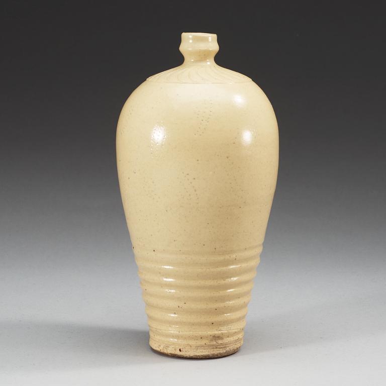 A white glazed 'Meiping' vase, Song/Yuan dynasty.