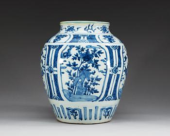 A large blue and white jar, Ming dynasty, Wanli (1572-1620).