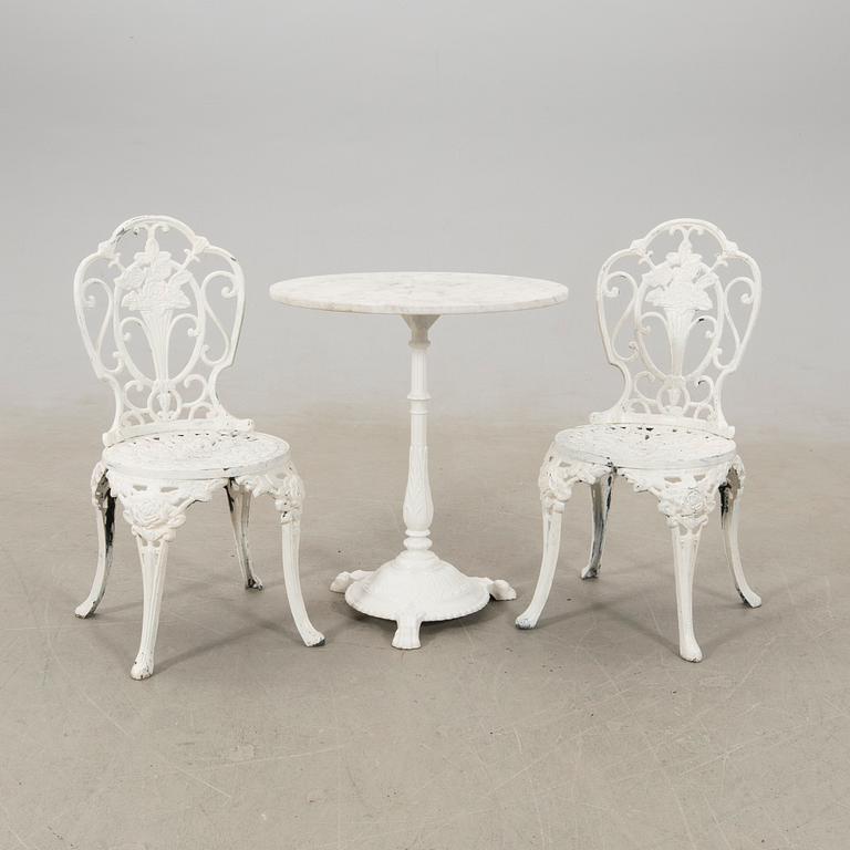 Garden table, Byarum late 20th century and chairs.