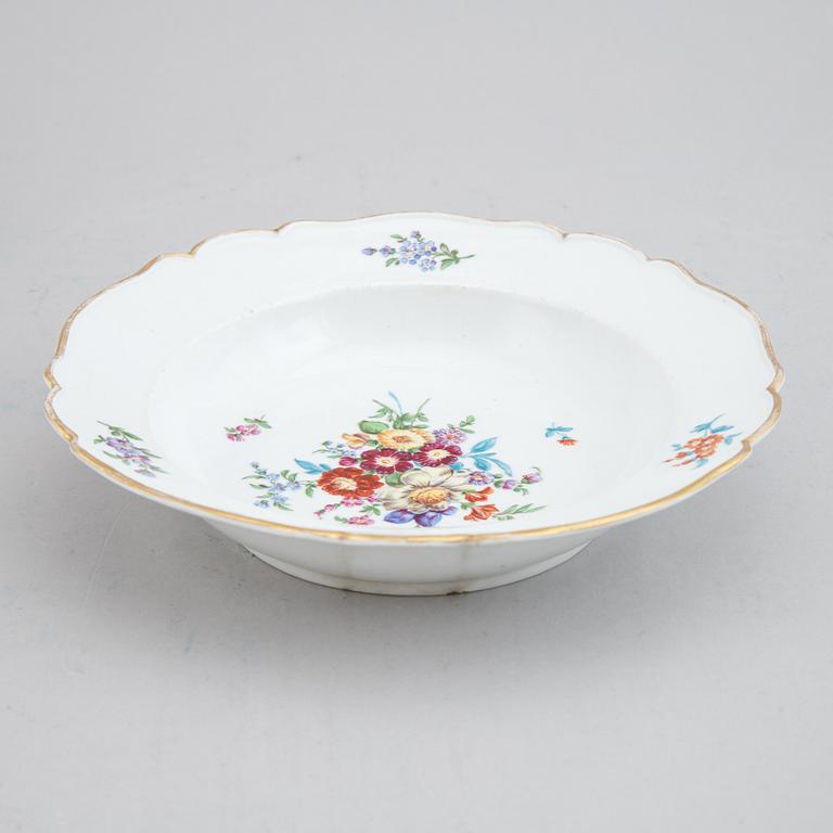 A group of 17 porcelain dishes. Meissen, punktzeit (1756-1773) and Marcolinis period (1774-1814).