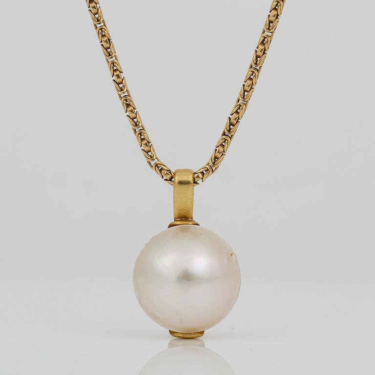 HÄNGE med MABE PÄRLA samt KEDJA, hänge ej guld men kedjan 18K guld, J Petterssons Eftr, 1925. Total vikt 14,21 g.