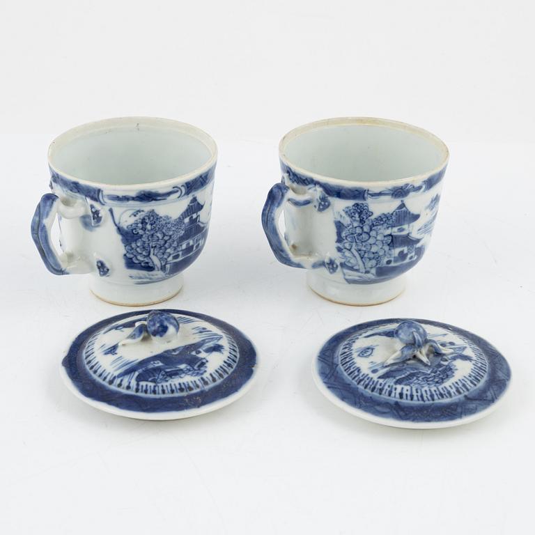 A blue and white serving dish and a pair of blur and white cups with saucers, China, around 1800.