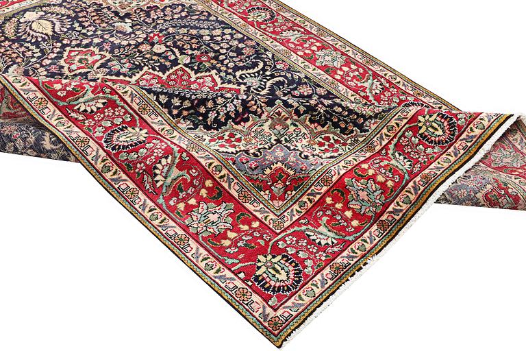 A Mahal carpet, c. 296 x 197 cm.