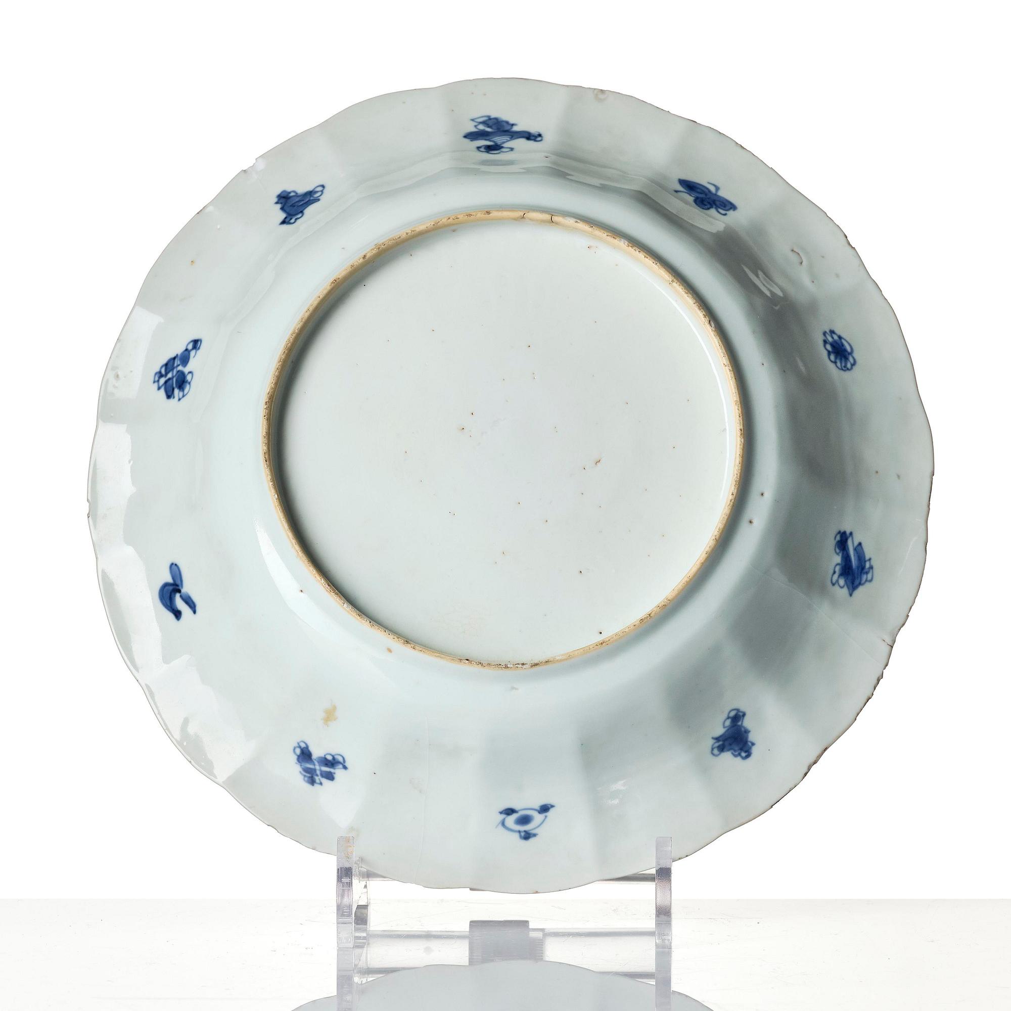 A blue and white 'fish' dish, Qing dynasty, Kangxi (1662-1722).