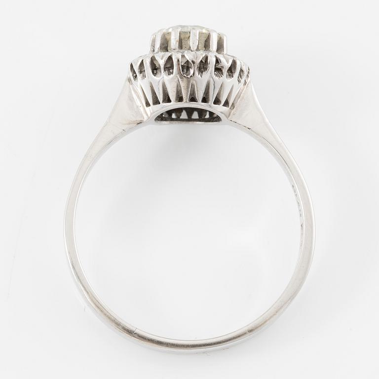Ring, 18K white gold with brilliant-cut diamonds.