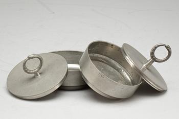 LOCKASKAR, 2 st snarlika, tenn, Firma Svenskt Tenn, 1930.