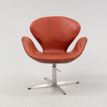 Arne Jacobsen, a 'Svanen' lounge chair from Fritz Hansen, 1960's.