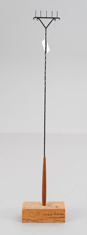 JOHNNY MATTSSON, grillpinne/skulptur, sign o dat 15 maj 1966.