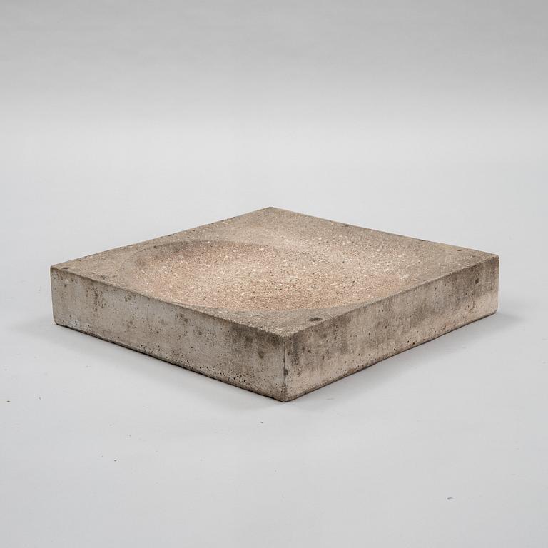 Stina Lindholm, a contemporary concrete bird bath, 'Snäckabad', Skulpturfabriken.