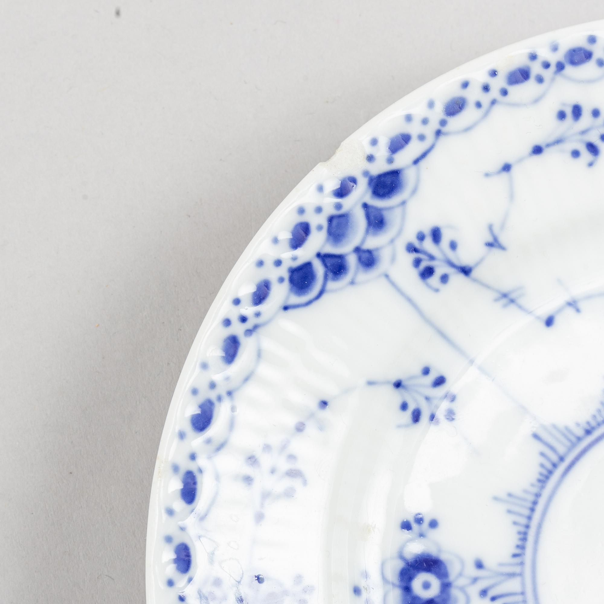 Royal Copenhagen, mat- samt kaffeservis, 85 delar, porslin. "Musselmalet", Danmark, 1900-tal.