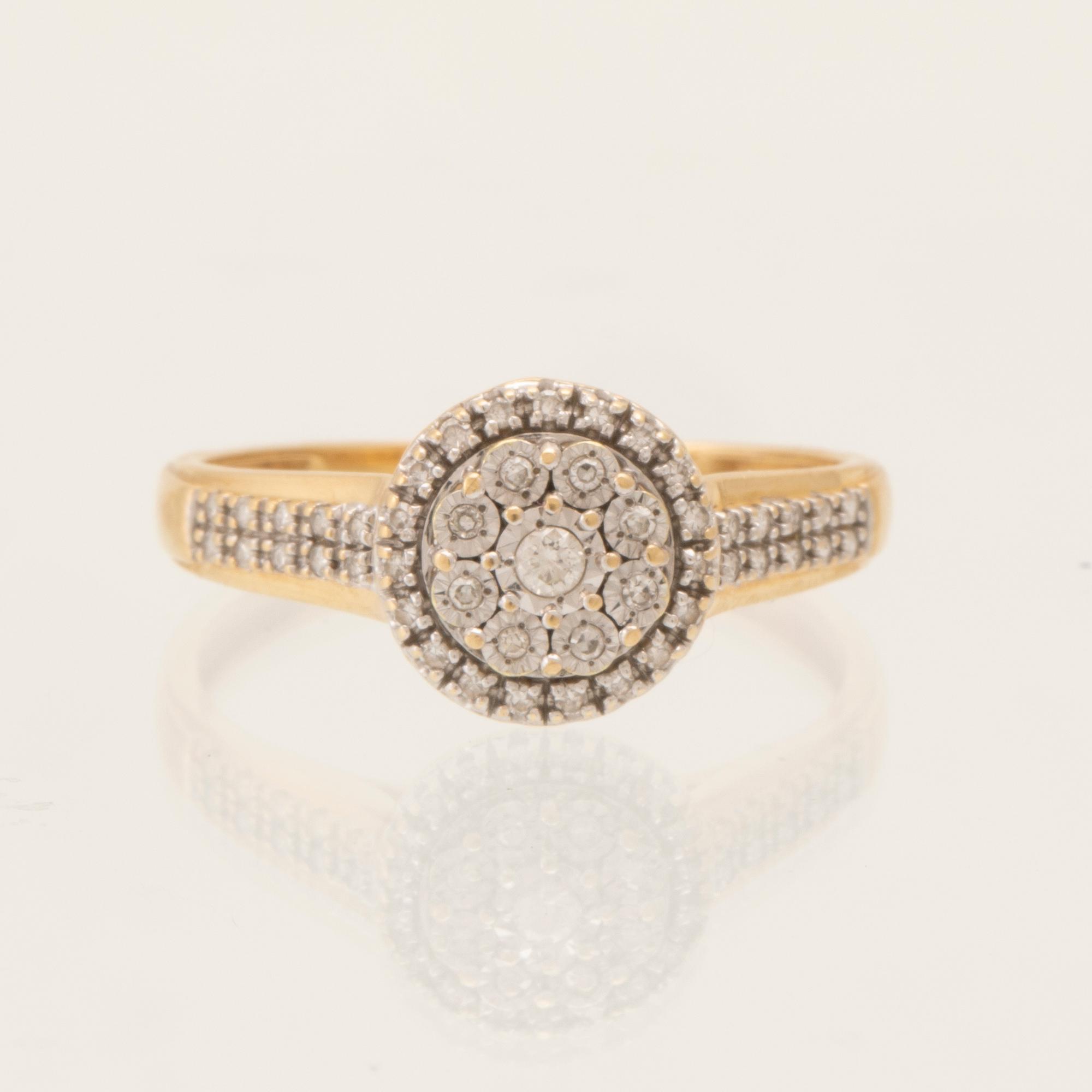 Ring 18K guld med runda briljantslipade samt enkelslipade diamanter.